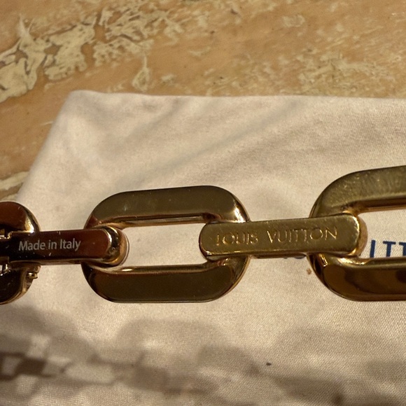 Louis Vuitton Elegant Black Sunglasses - Picture 3 of 3